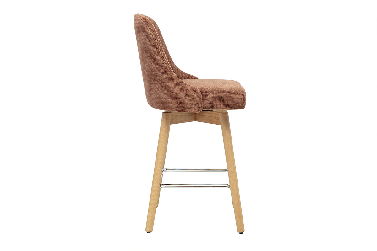 Tabouret de bar scandinave pivotant en tissu chenille terre br�l�e, vue de profil, avec pi�tement en bois h�tre.