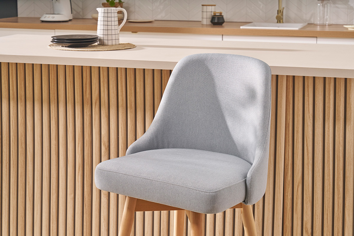 Tabourets de bar scandinaves pivotants 360� en tissu gris clair et bois h�tre massif H65 cm (lot de 2) HASTA