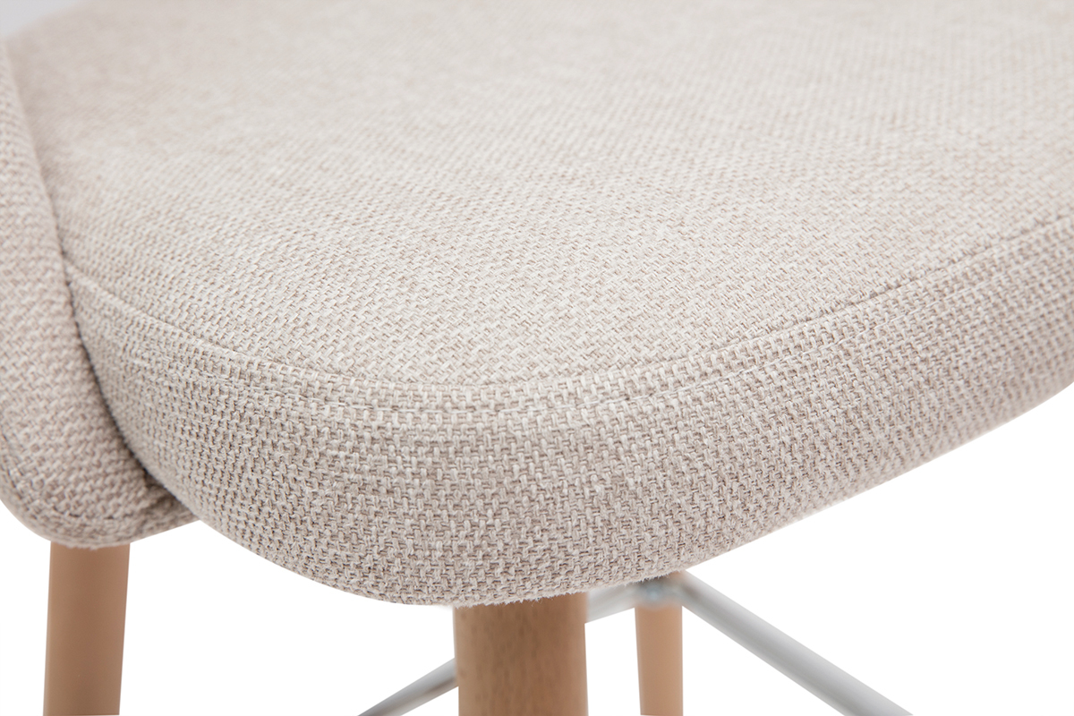 Gros plan sur l'assise en tissu effet velours textur� beige d'un tabouret de bar scandinave.