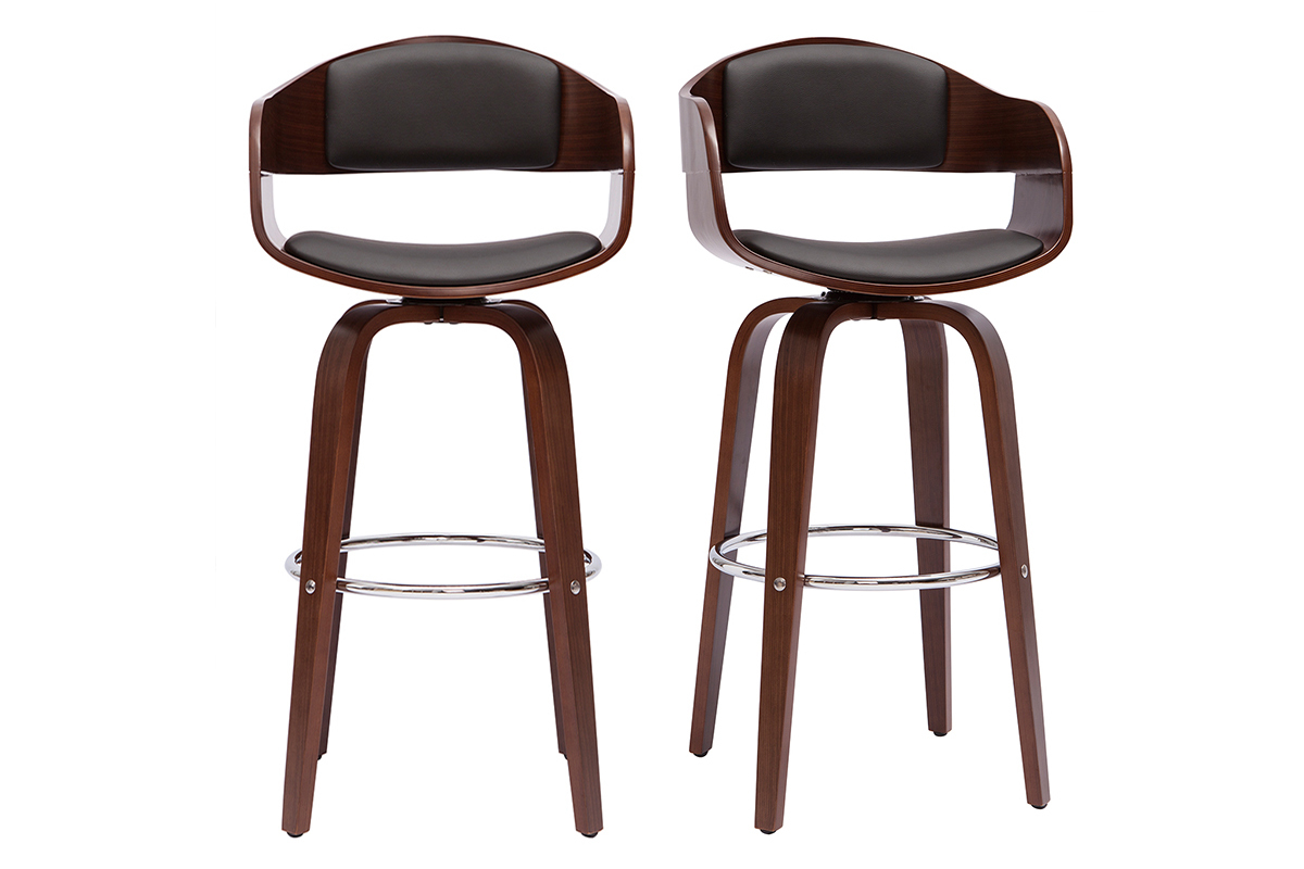 Deux tabourets de bar vintage pivotants en noyer avec si�ges en polyur�thane noir et repose-pieds chrom�.