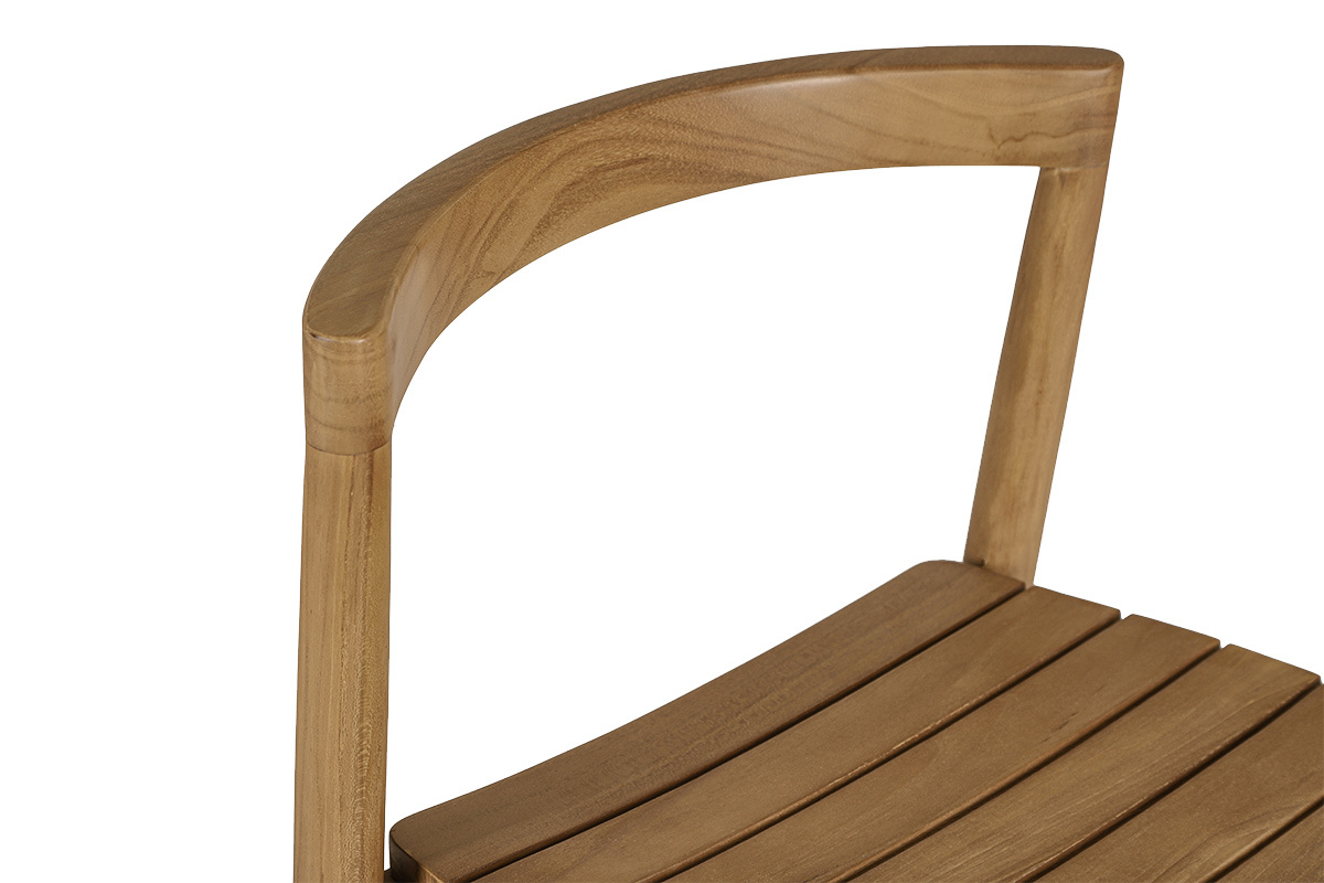 D�tail d'un tabouret de jardin en teck, vue de pr�s sur l'assise et le dossier arrondi.