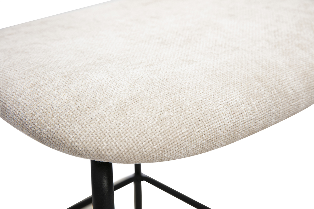 Vue en gros plan de l'assise en tissu effet velours textur� beige d'un tabouret design.