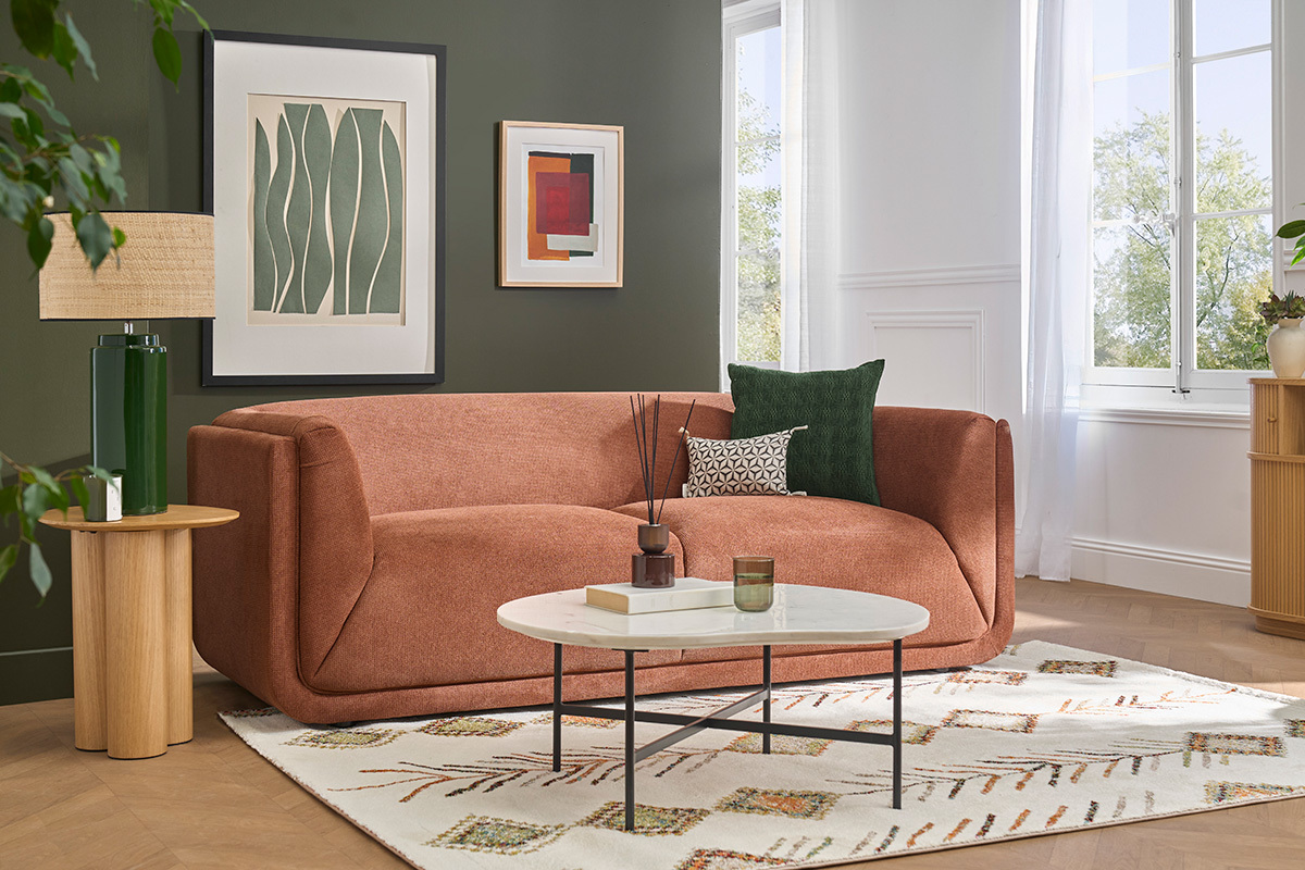 Salon avec canap� brun, table basse ovale, tapis multicolore � motifs berb�res.