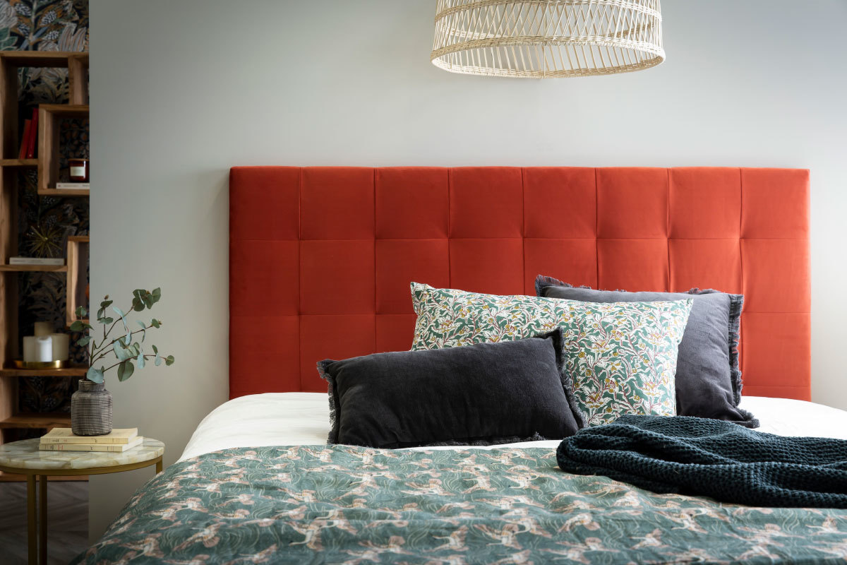 T�te de lit capitonn�e en tissu velours terracotta L160 cm HALCIONA