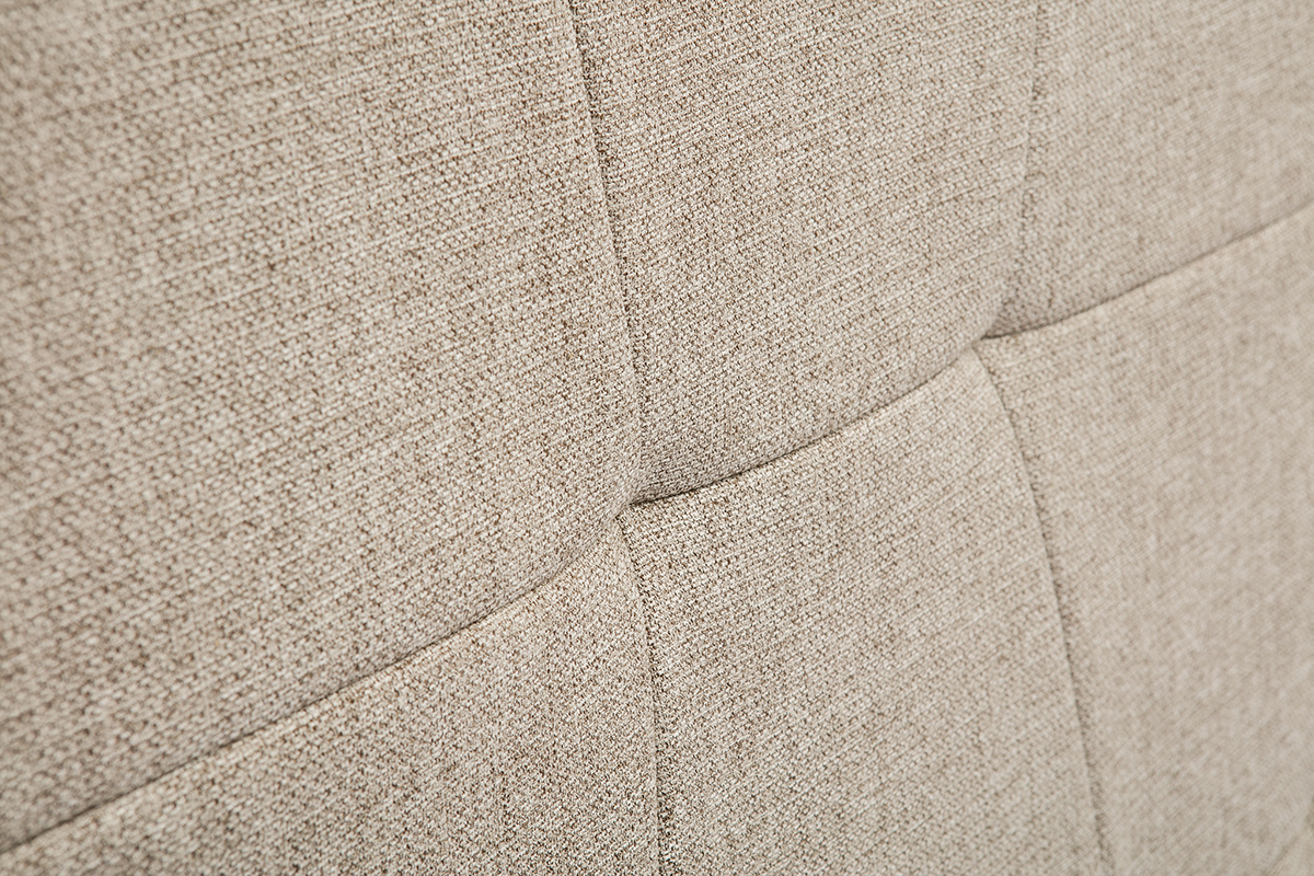 D�tail de la t�te de lit en tissu taupe avec capitons, vue rapproch�e