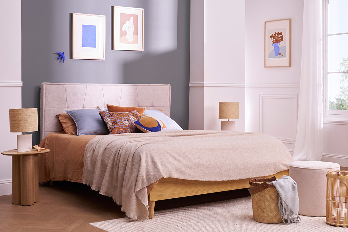 T�te de lit en tissu, vue de face, sur lit double avec d�coration et accessoires de chambre.