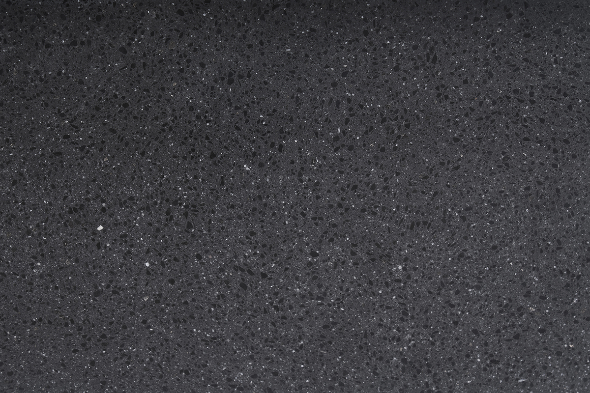 Vasque carr�e en terrazzo noir, vue de pr�s, en texture min�rale et nuances vari�es.