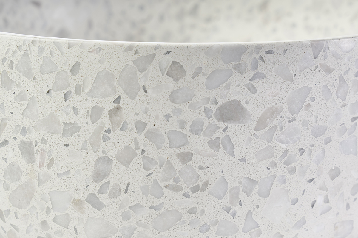 Vasque ronde en terrazzo gris, vue rapproch�e des d�tails min�raux et textures